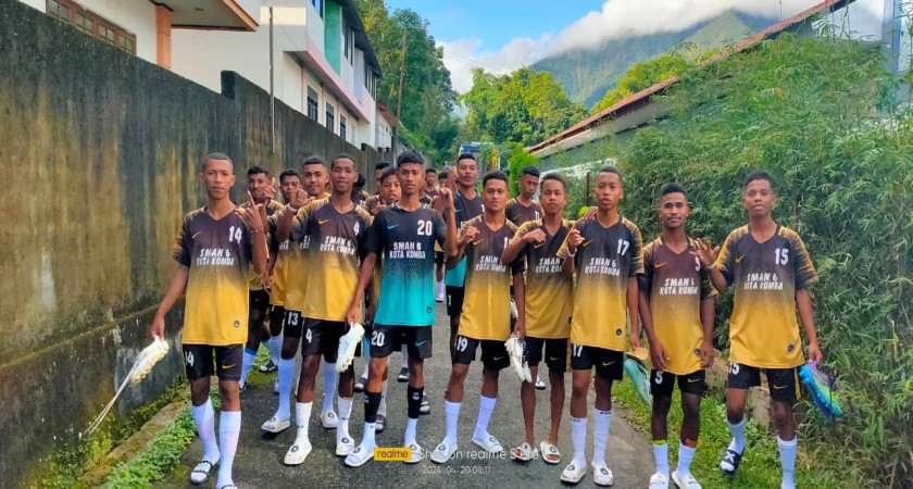 Belajar Sepak Bola: Jara Moka/SMAN 6 Kota Komba Ikuti Turnamen Unika St Paulus Ruteng